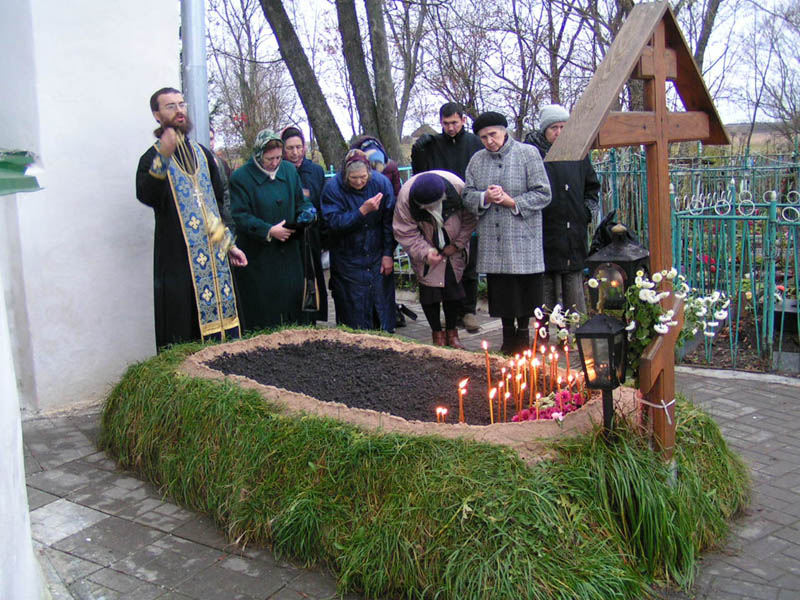 На годовщину ходите на кладбище. Православная могила. Христианская могила. Кладбище Православие. Могилы священников.